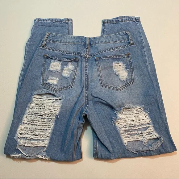 Fashion Nova Distressed Light Wash Boyfriend Jeans | Size 5 - Picture 4 of 6